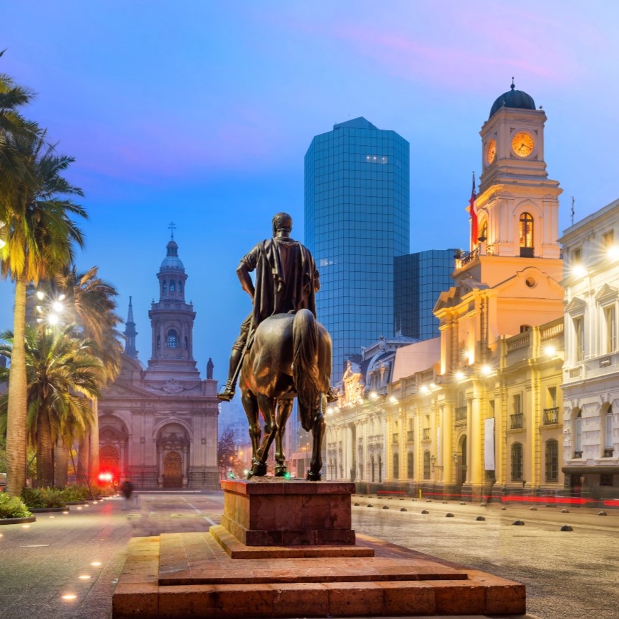 plaza de armas con catedral y valdivia cuadrada